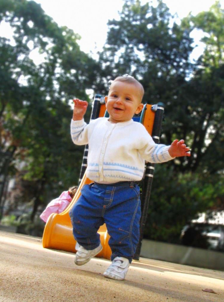 how old should a child start walking
